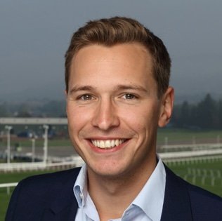 Oli-Bell-expert-horse-racing-TV-presenter-at-Great-British-Speakers